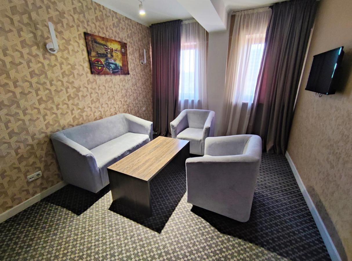 Golden Palace Hotel Alma-Ata Buitenkant foto