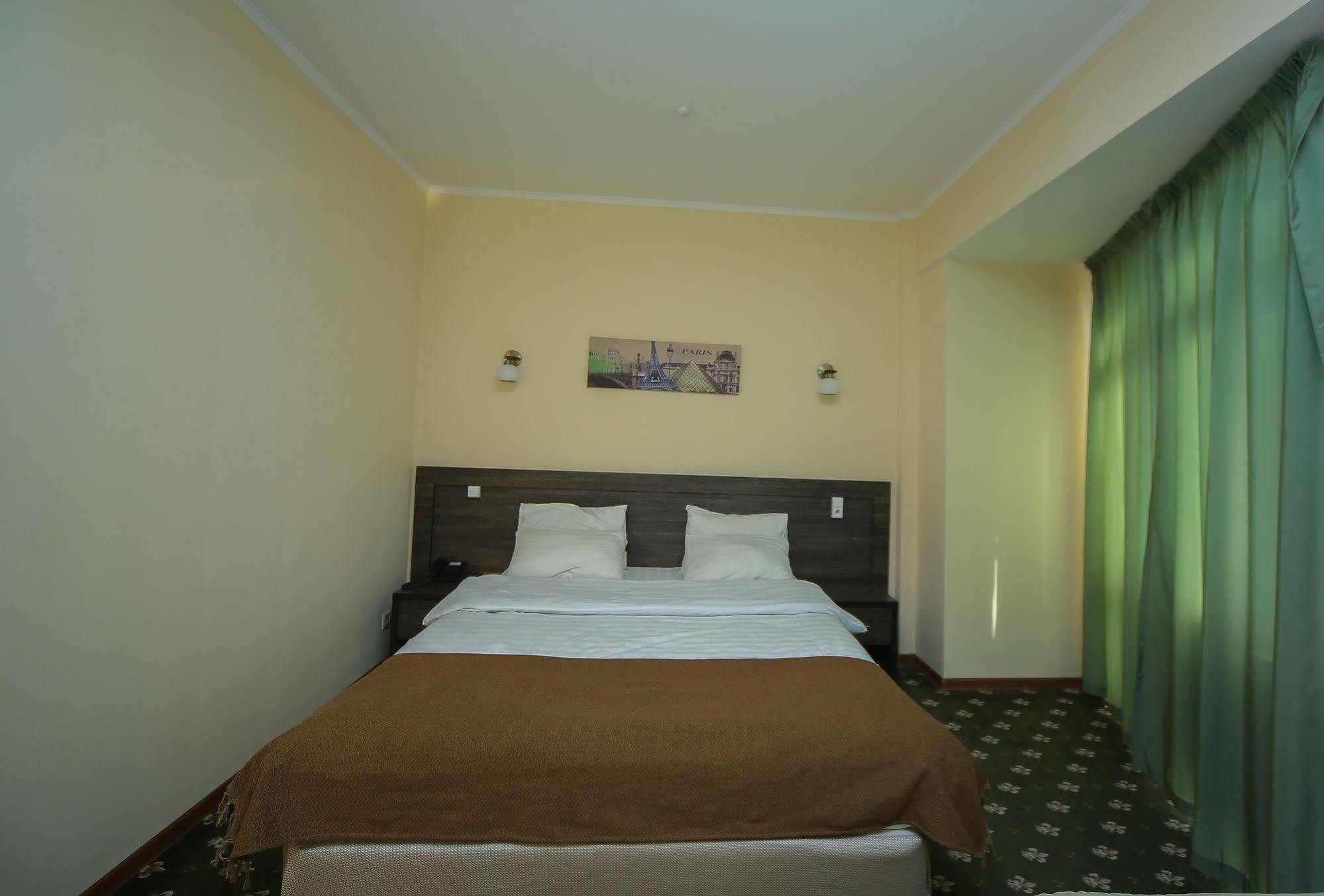 Golden Palace Hotel Alma-Ata Buitenkant foto