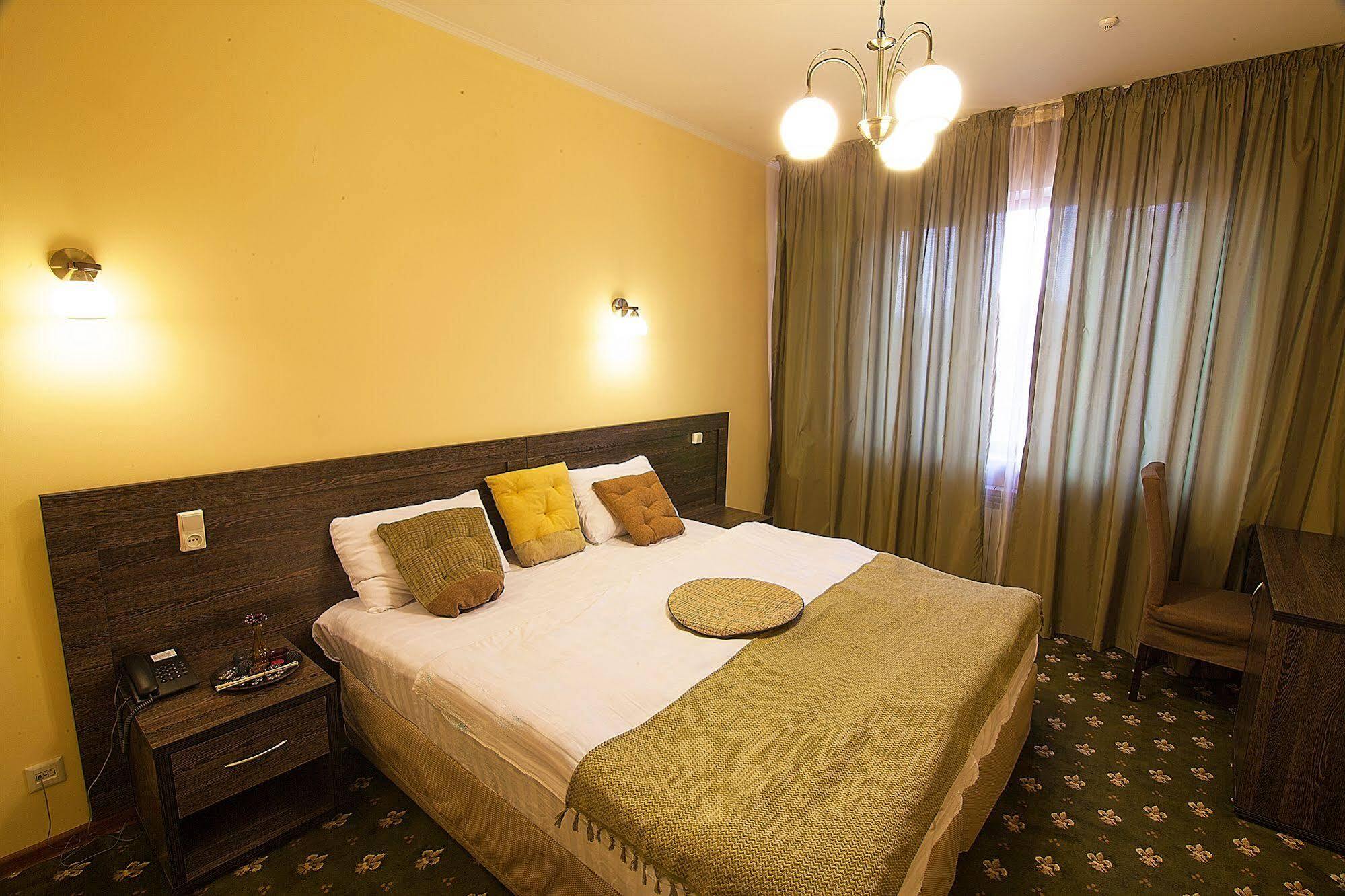 Golden Palace Hotel Alma-Ata Buitenkant foto